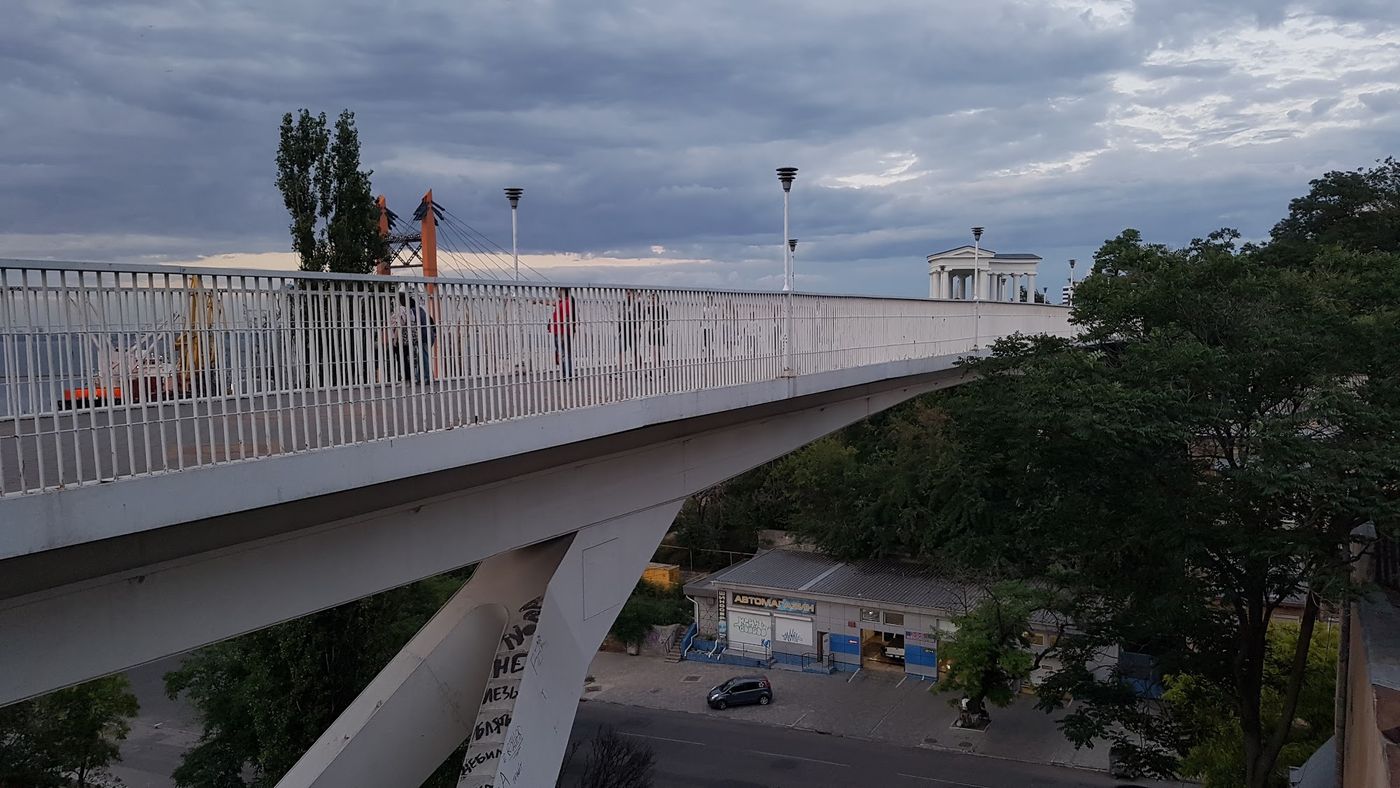 Einzigartige Architekturbrücke entdecken