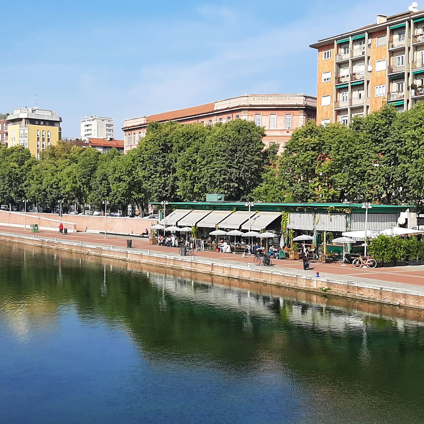 Lebendiges Nachtleben am Wasser