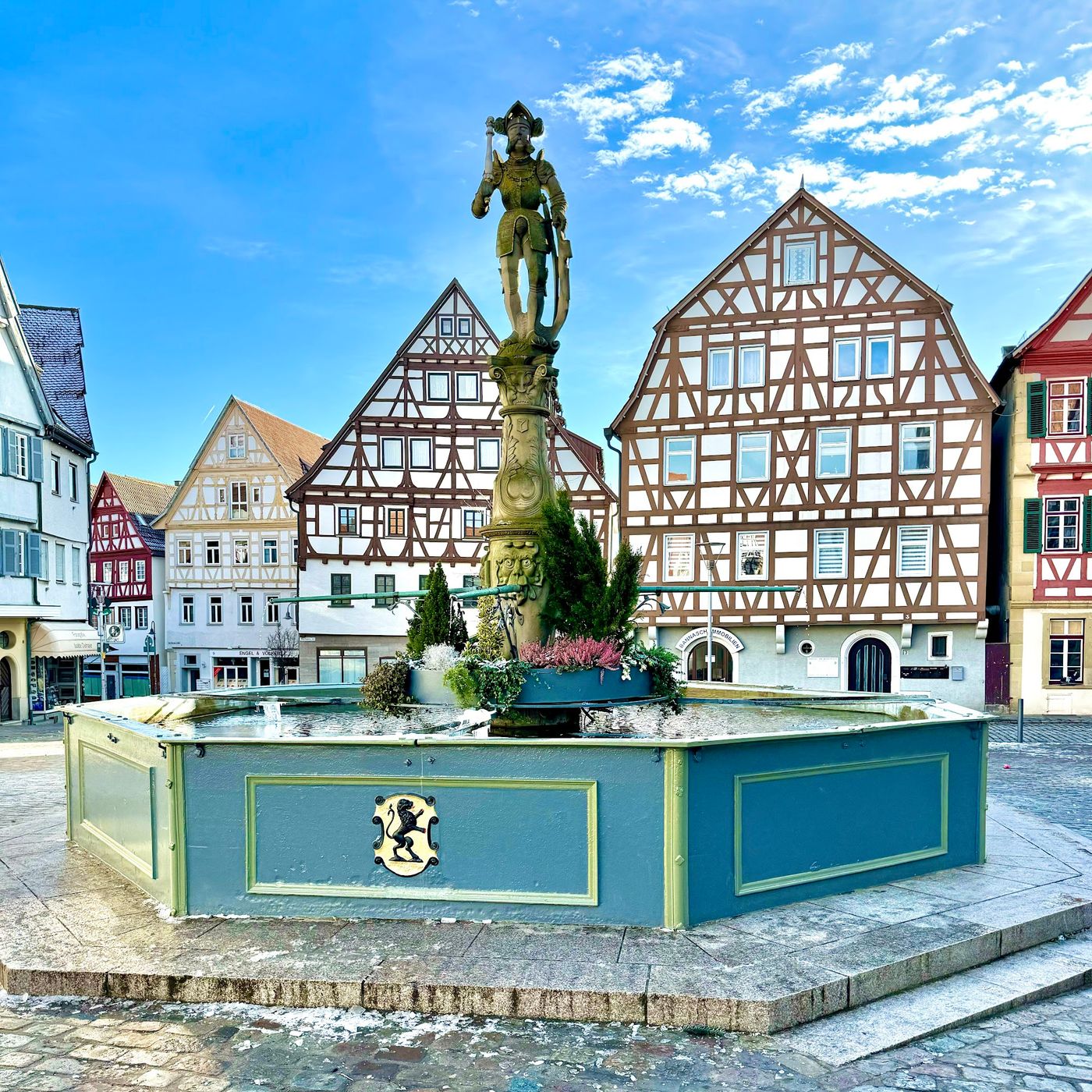 Erkunde die charmante Altstadt und ihren Wochenmarkt