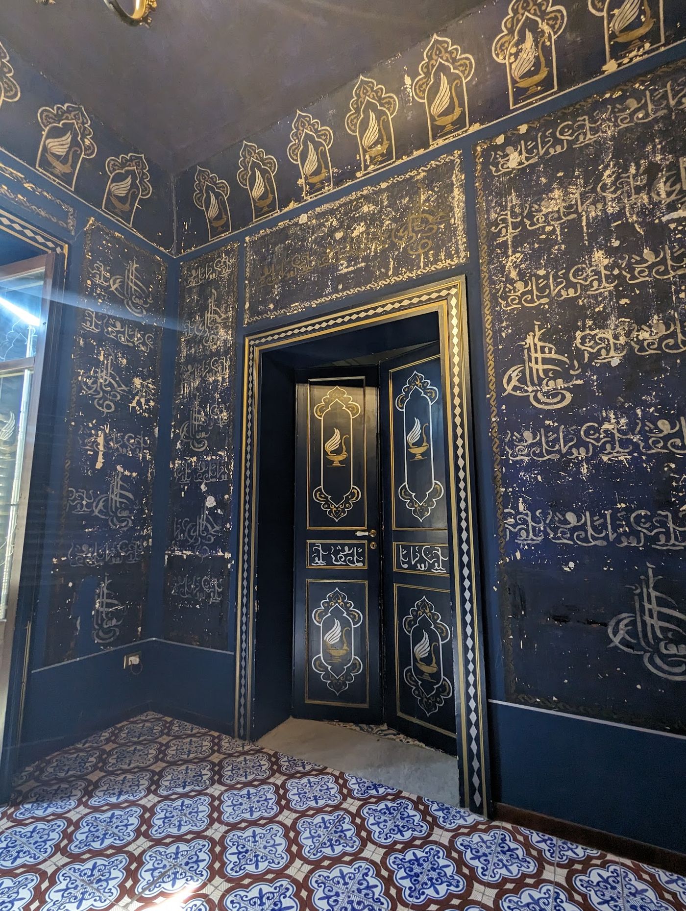 Geheime Kammer mit arabischen Inschriften