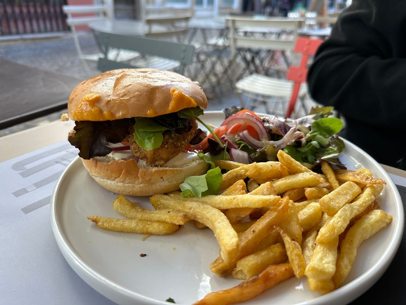 Beste Burger am malerischen Kanal