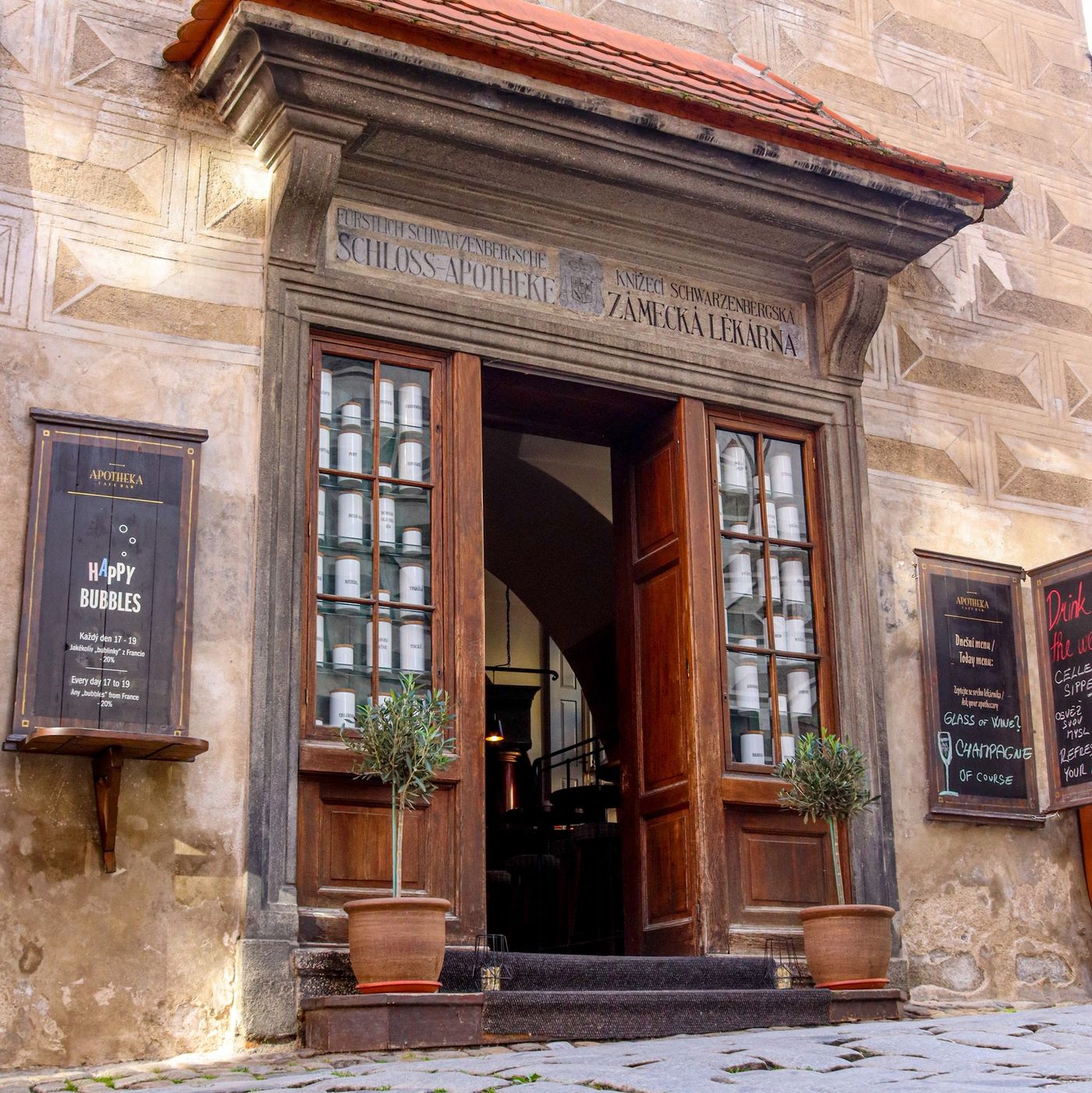 Cocktails in historischer Apotheke