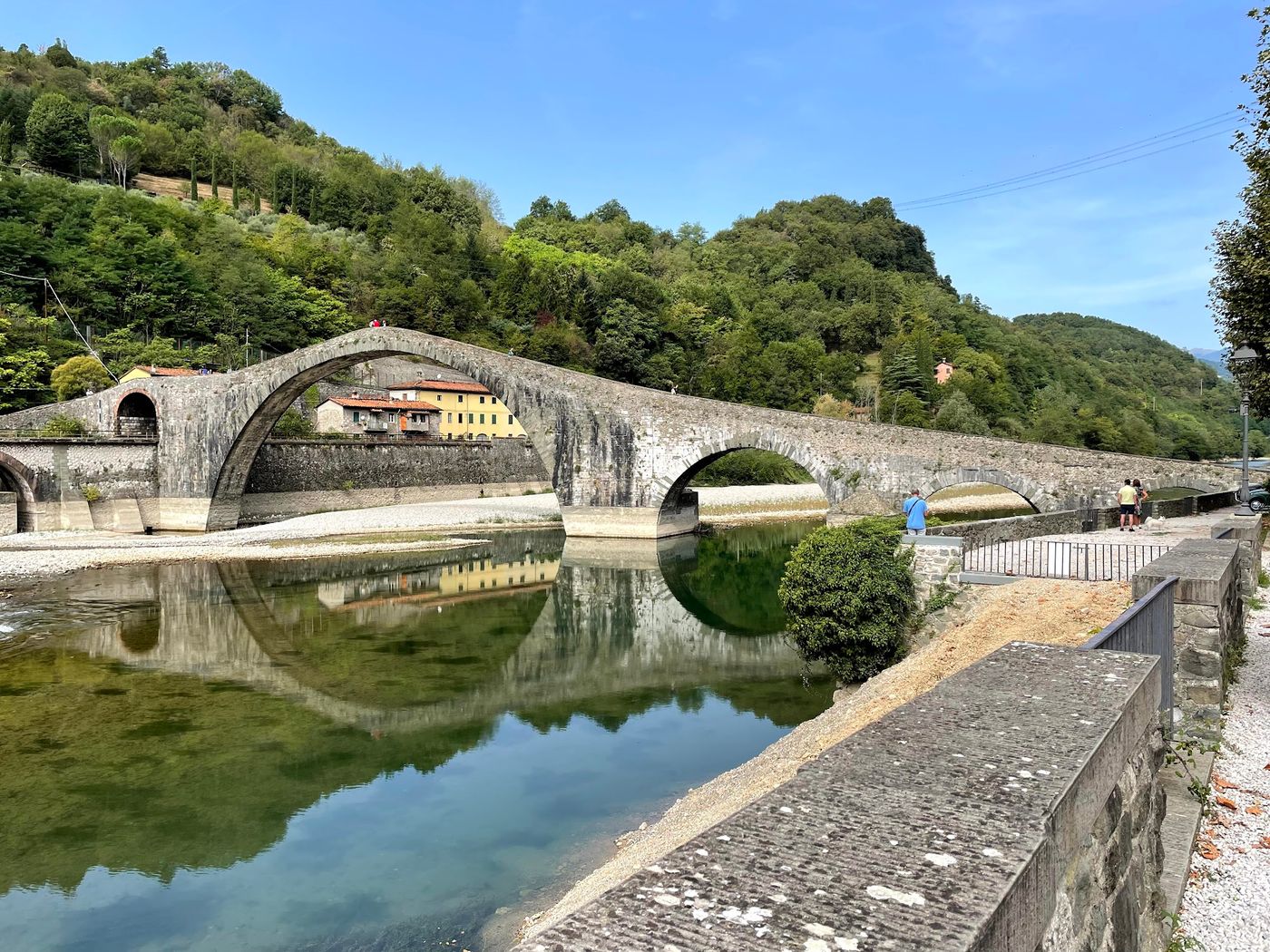 Mystische Steinbogenbrücke entdecken