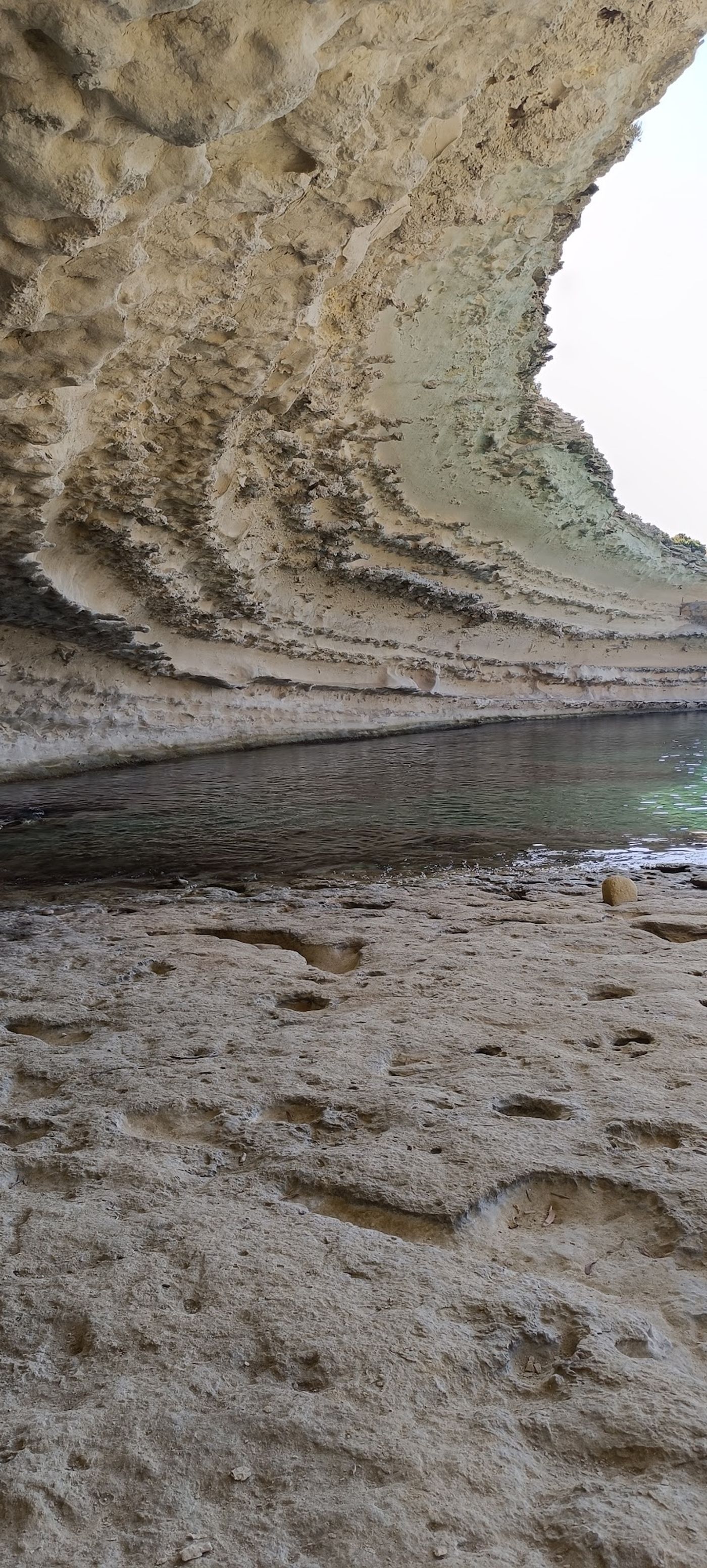 Versteckte Bucht mit kristallklarem Wasser