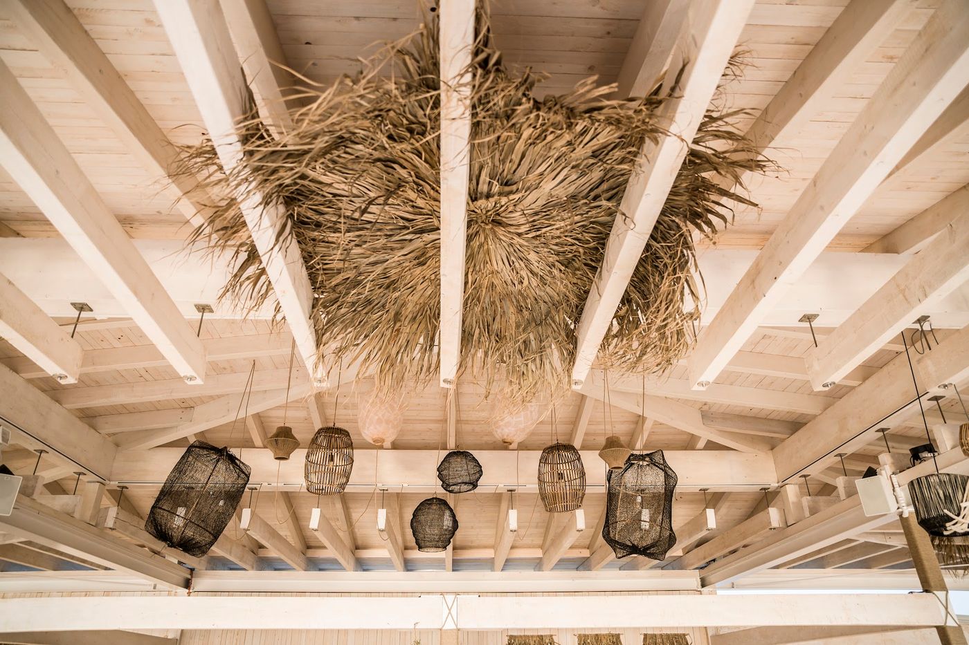 Ein paar Drinks am Sandstrand vom Himmelblau Beach Club genießen