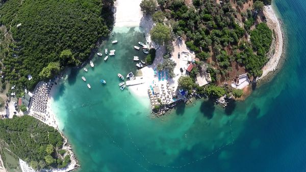 Lebhaftes Strandvergnügen für Familien