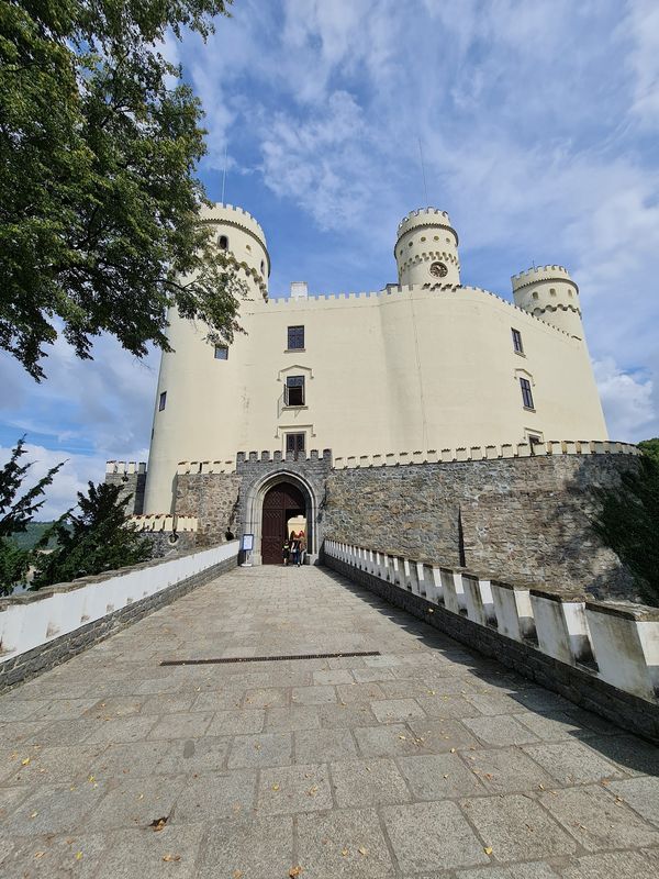 Mittelalterliches Schloss am Fluss