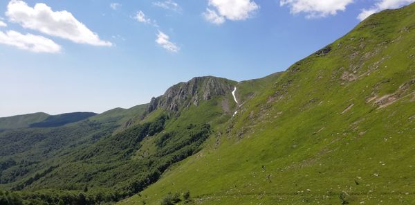 Wandern und Radfahren über den Wolken