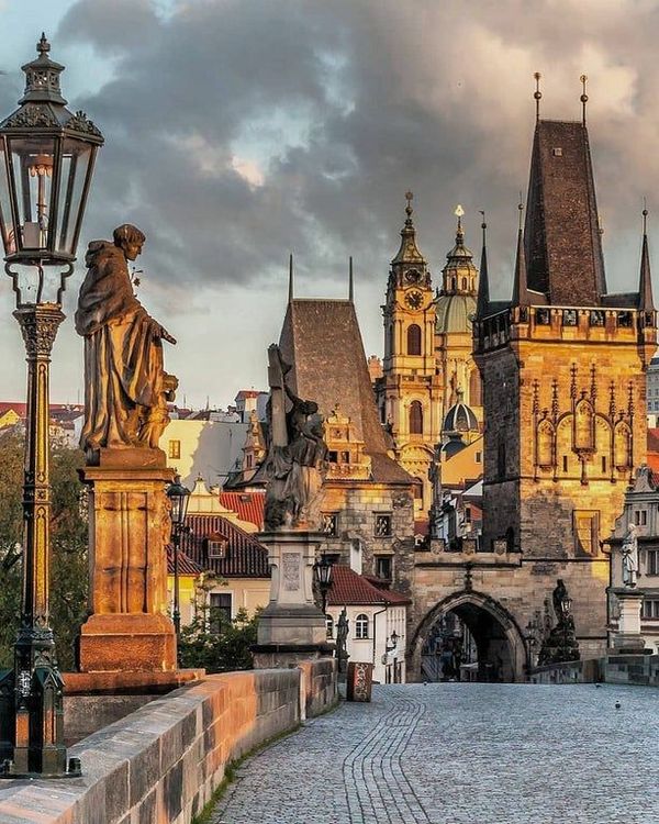 Bestaunt das lebendige Treiben auf der historischen Karlsbrücke