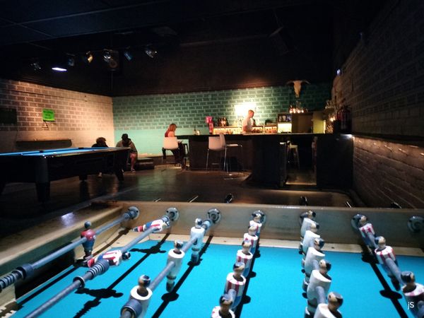 Ein Speakeasy in einer Garage