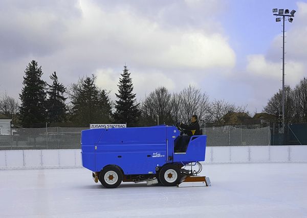 Winterzauber für die ganze Familie auf glitzerndem Eis