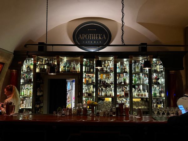 Cocktails in historischer Apotheke