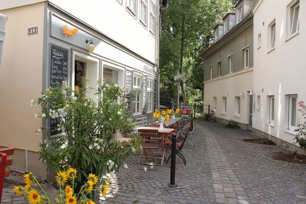 Gemütliches Frühstück im Innenhof