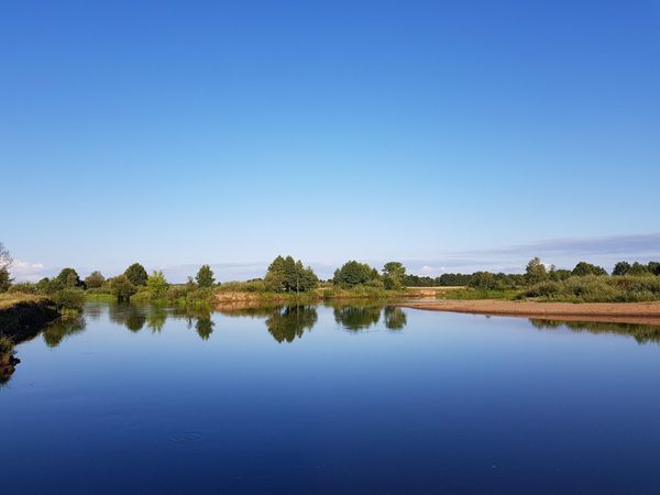 Romantische Spaziergänge am Flussufer