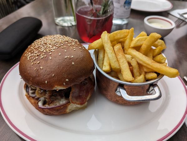 Burger und Steaks in gemütlicher Atmosphäre