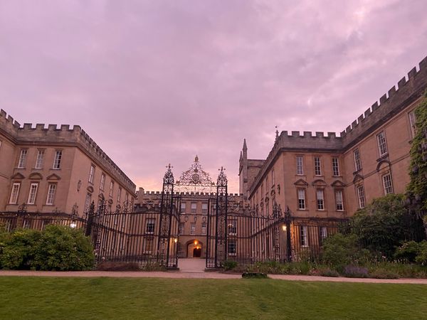 Historisches College mit Brücke