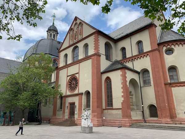 Romanische Basilika mit Kunstschätzen