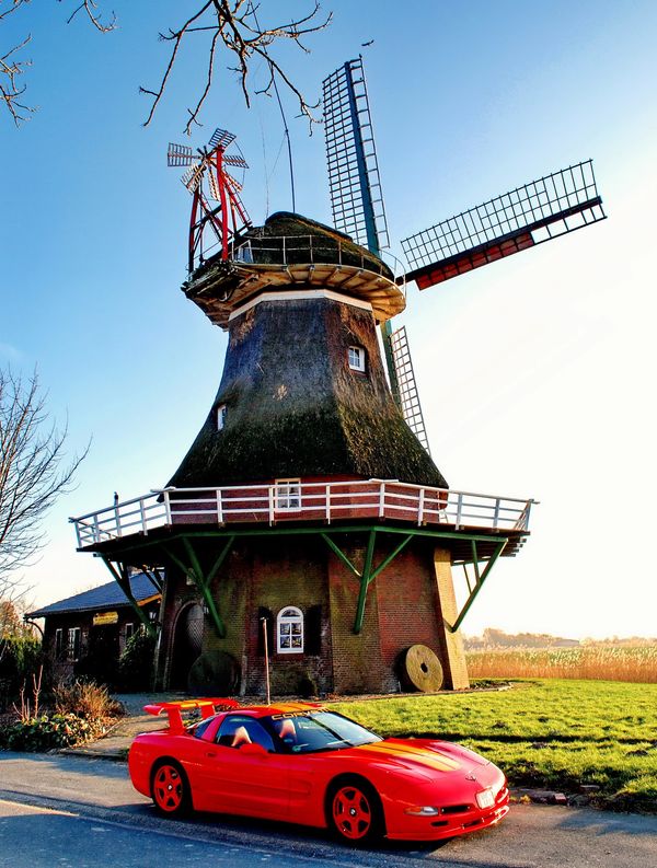 Historische Windmühlen in malerischer Landschaft