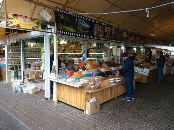 Buntes Markttreiben und lokale Köstlichkeiten