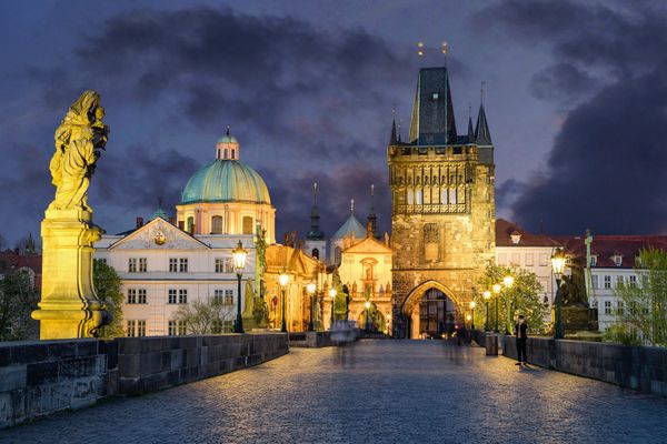 Bestaunt das lebendige Treiben auf der historischen Karlsbrücke