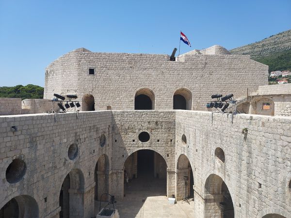 Majestätische Festung mit spektakulärem Meerblick