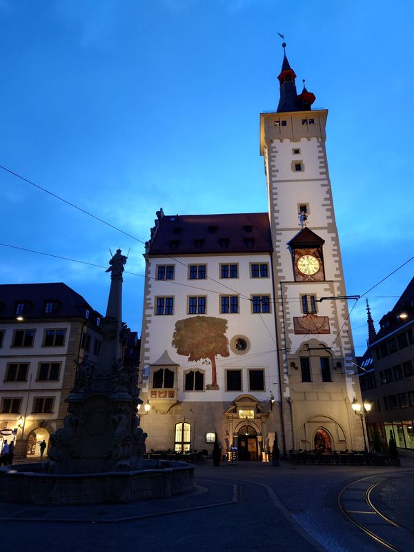 Erlebe Würzburgs Geschichte humorvoll und unterhaltsam bei Nacht