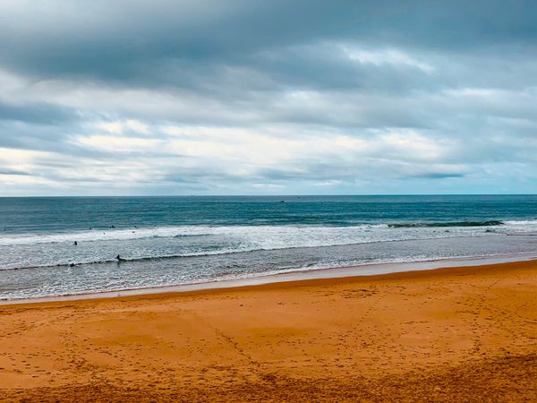 Sonnenbaden und Surfen am Strand