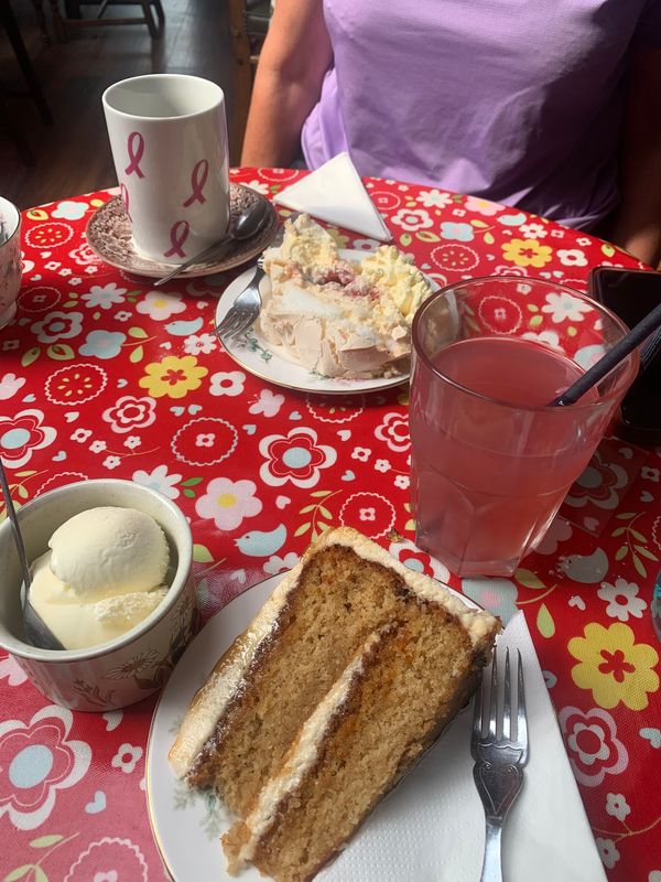 Tee & Kuchen am Ende der Landebahn