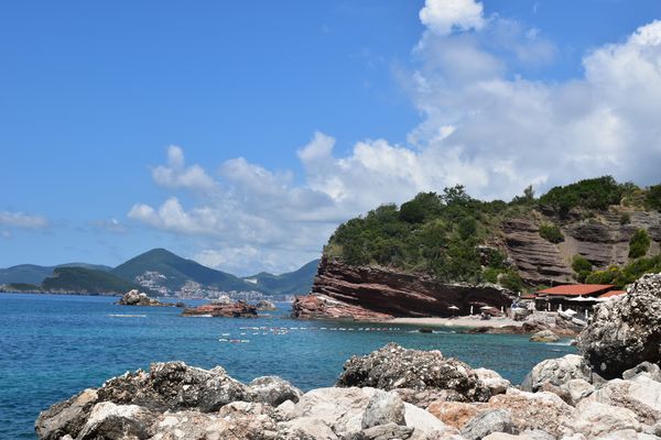 Rote Felsen und türkises Wasser