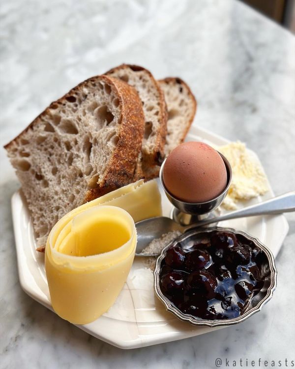 Genieße ein künstlerisches Frühstück