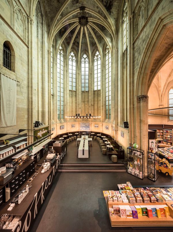 Bücherparadies in historischer Kirche