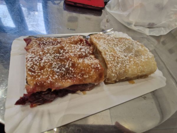 Genieße köstlichen Strudel in Győrs bester Strudelbäckerei