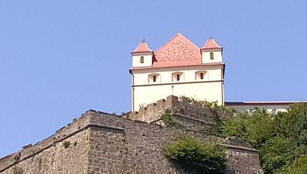 Majestätische Burg mit atemberaubender Aussicht