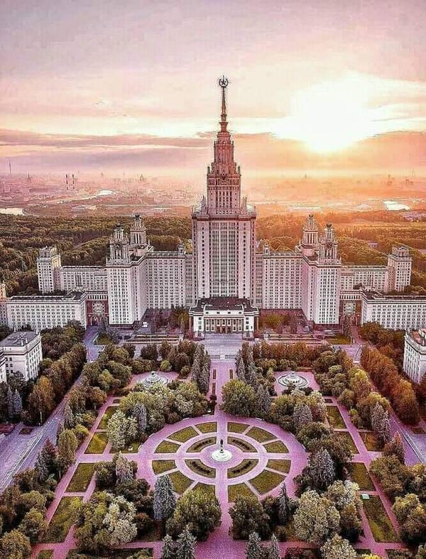 Kopf hoch in Moskaus Wolkenkratzern