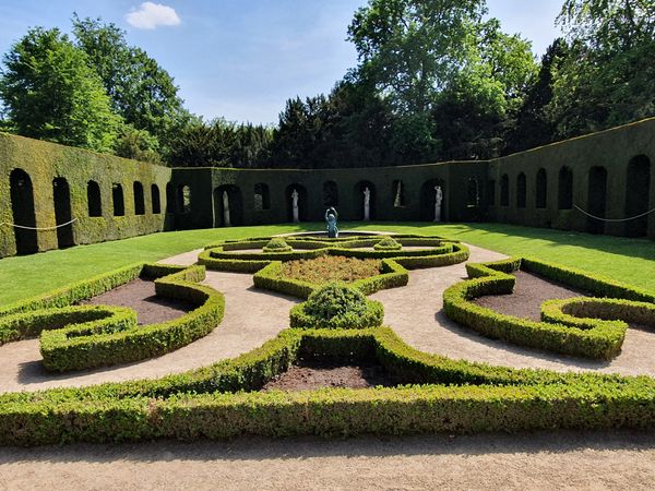 Märchenschloss mit atemberaubenden Gärten