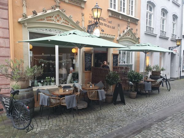 Gemütliches Café in malerischer Altstadtgasse