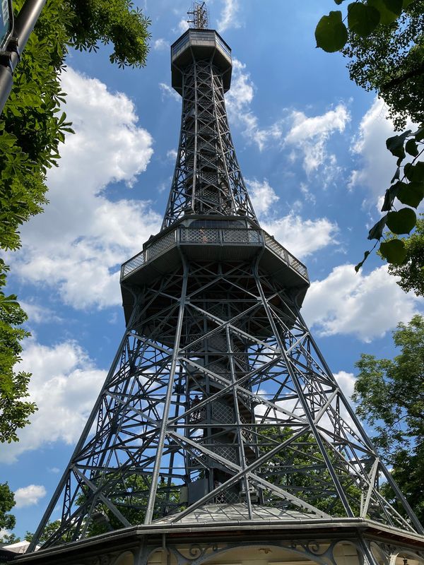 Erklimmt den Petřin Turm für eine atemberaubende Aussicht