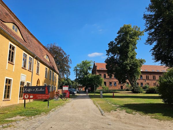 Gemütliches Café mit traumhaftem Innenhof und Kuchenkreationen