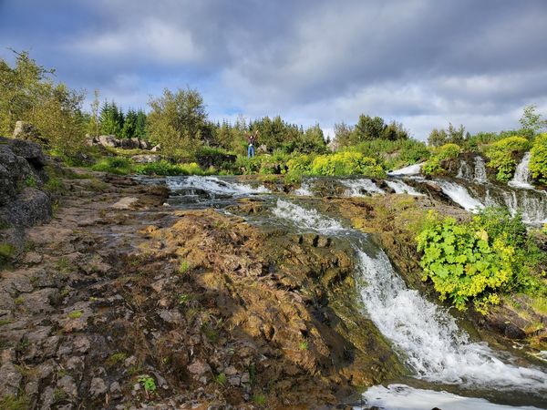 Zwei Farben, ein atemberaubender Wasserfall