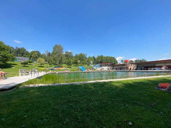 Modernes Badevergnügen im Naturerlebnisbad