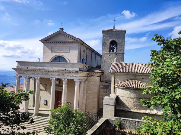 Eindrucksvolle Basilika im Herzen San Marinos