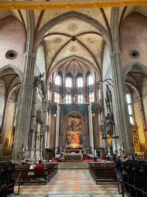 Erlebe atemberaubende Konzerte in gotischer Kirche