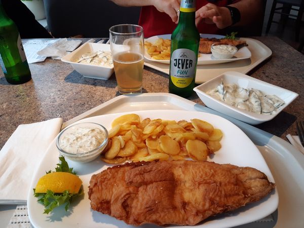 Frischer Fisch mit Meerblick