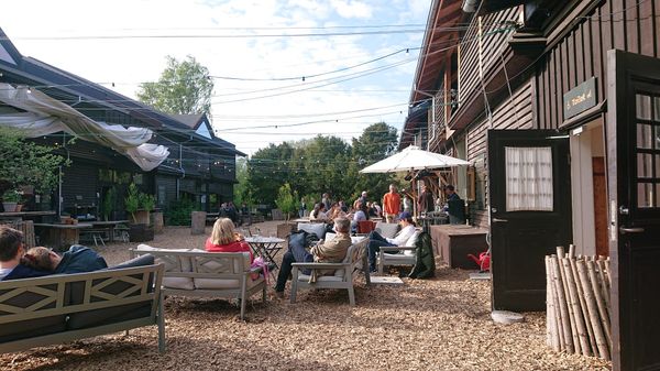 Oase mit Cafés und Restaurants