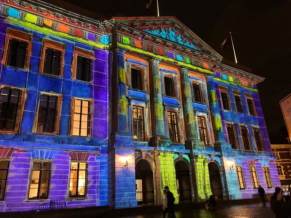 Kunstvolle Lichterwege bei Nacht