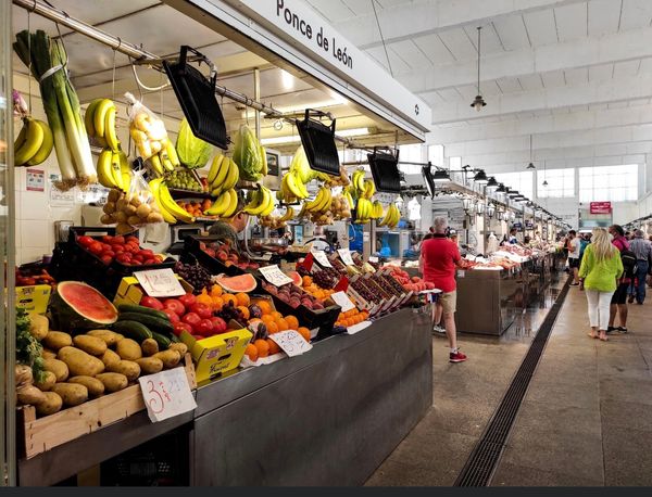 Lebendiges Markttreiben und lokale Delikatessen