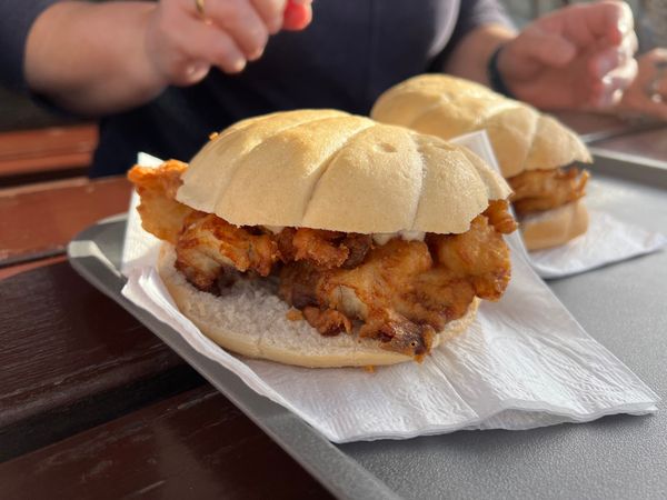 Fischbrötchen an Bord genießen