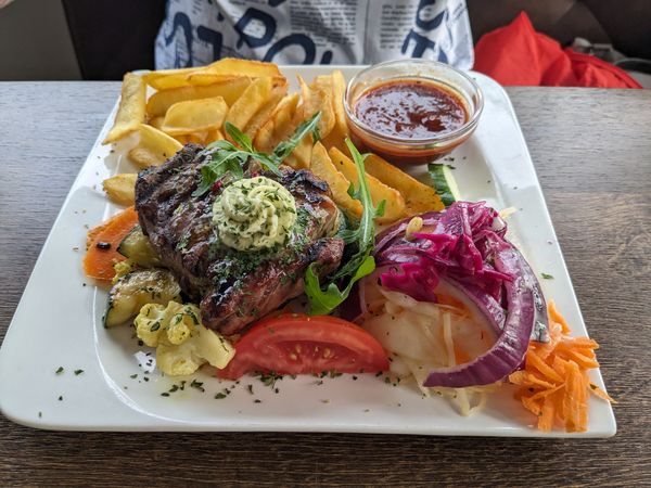 Frischer Fisch und Meerblick