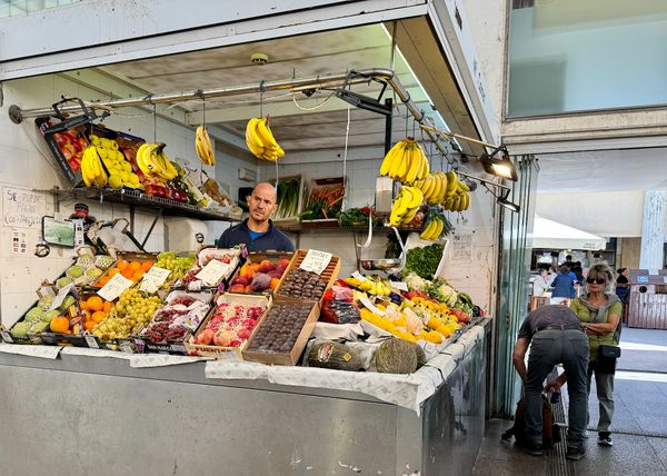 Lebendiges Markttreiben und lokale Delikatessen