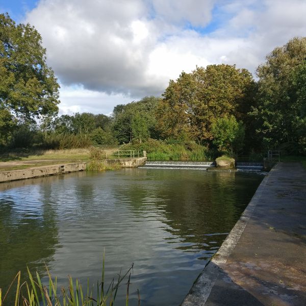 Verstecktes Freibad im Fluss